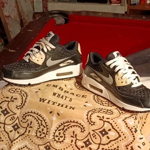Nike air max black /white 5 Y. Good condition